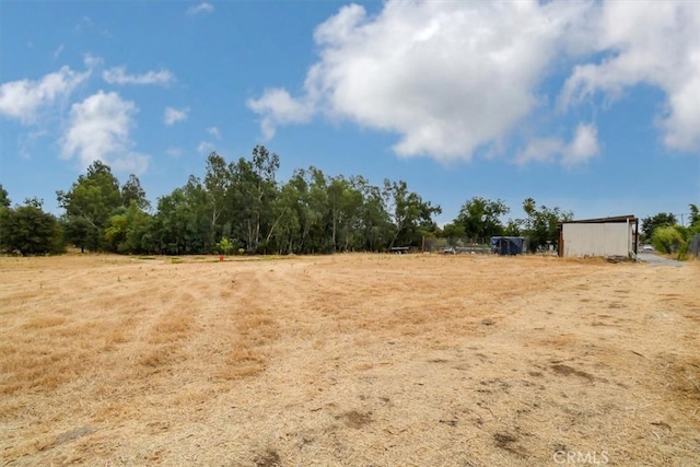 view of yard featuring a rural view