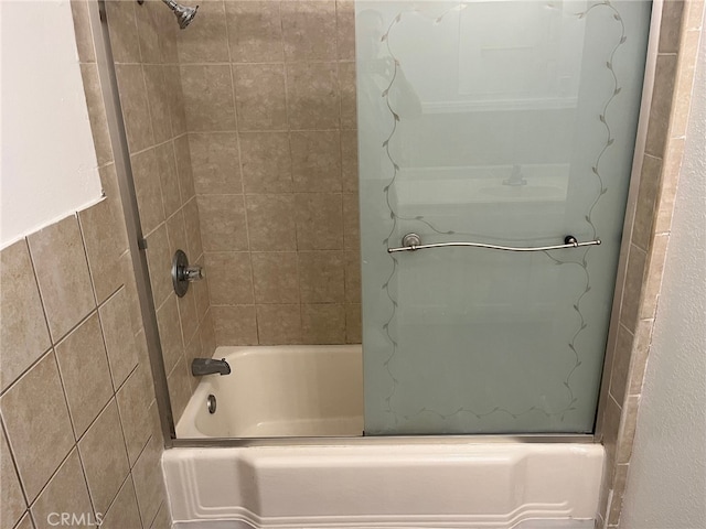 bathroom featuring tiled shower / bath