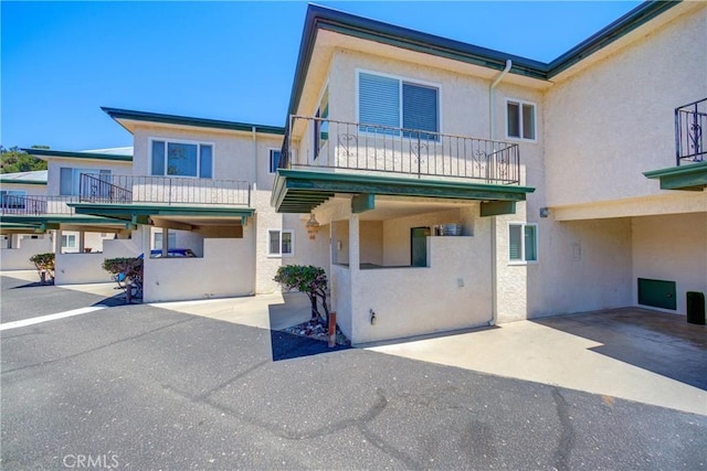 2650 Main St Unit 7, Cambria, CA 93428 - townhome / multi-family property with stucco siding and a balcony