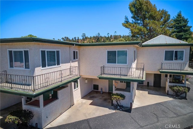 2650 Main St Unit 7, Cambria, CA 93428 - view of front of house with stucco siding, a patio, and a balcony