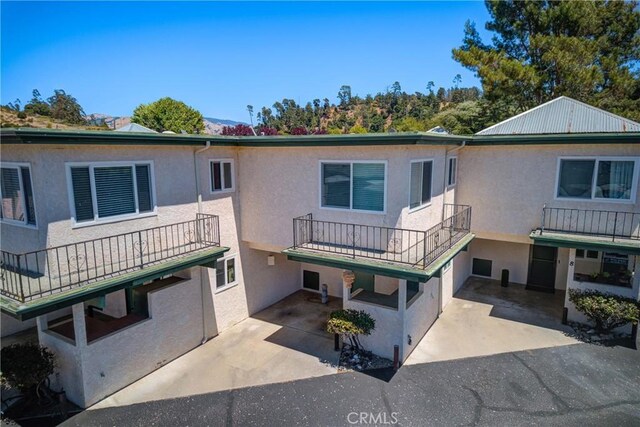 2650 Main St Unit 7, Cambria, CA 93428 - view of front facade featuring stucco siding, a patio area, and a balcony