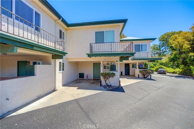 2650 Main St Unit 7, Cambria, CA 93428 - view of front of house with stucco siding and a balcony