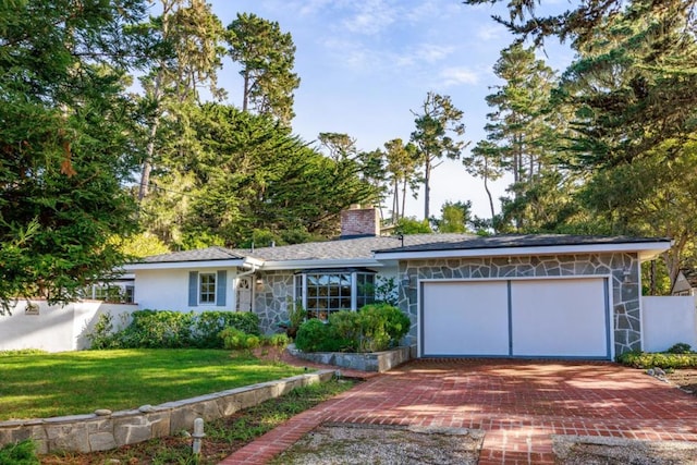 view of front facade featuring a front yard and a garage