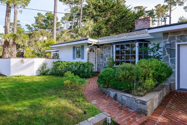 property entrance featuring a yard