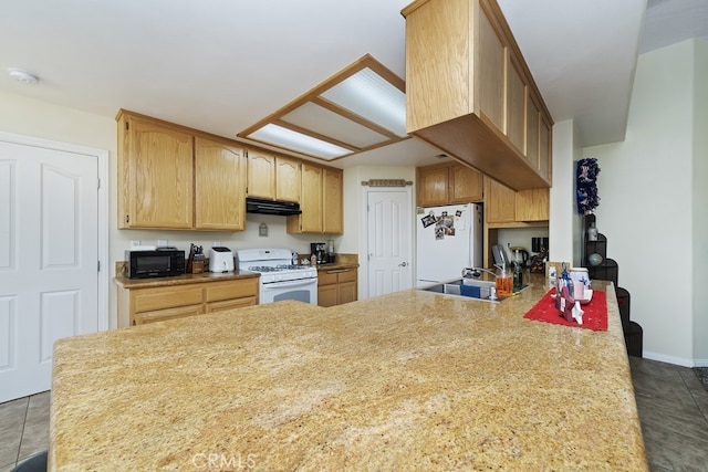 kitchen with sink, kitchen peninsula, and white appliances