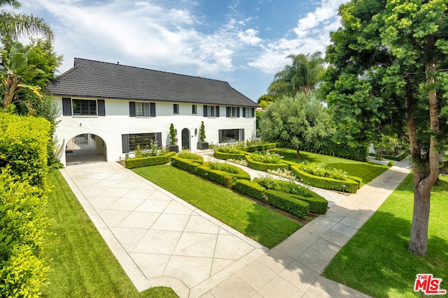 view of front of property featuring a front yard