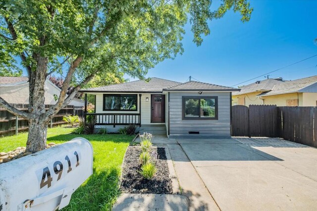 single story home featuring a front lawn