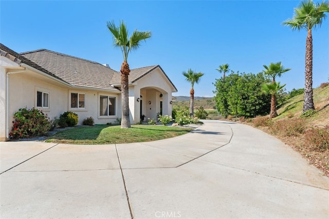 view of front of property featuring a front yard