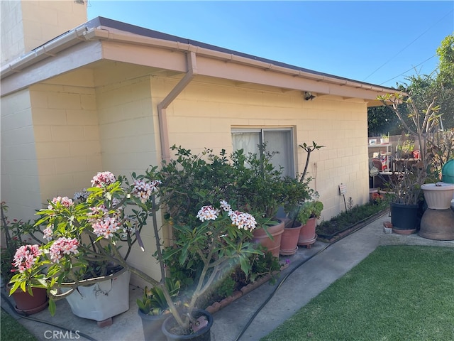 view of side of property featuring a yard