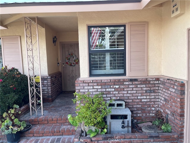 entrance to property featuring a patio