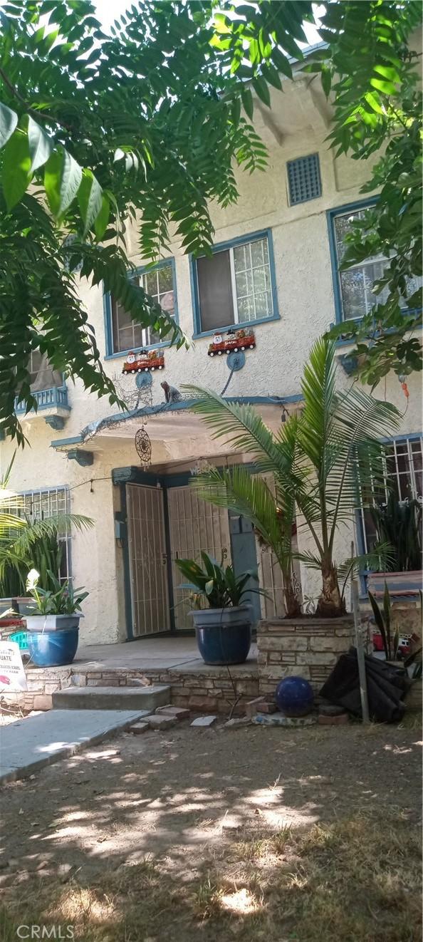 832 W 41st St, Los Angeles, CA 90037 - exterior space featuring stucco siding