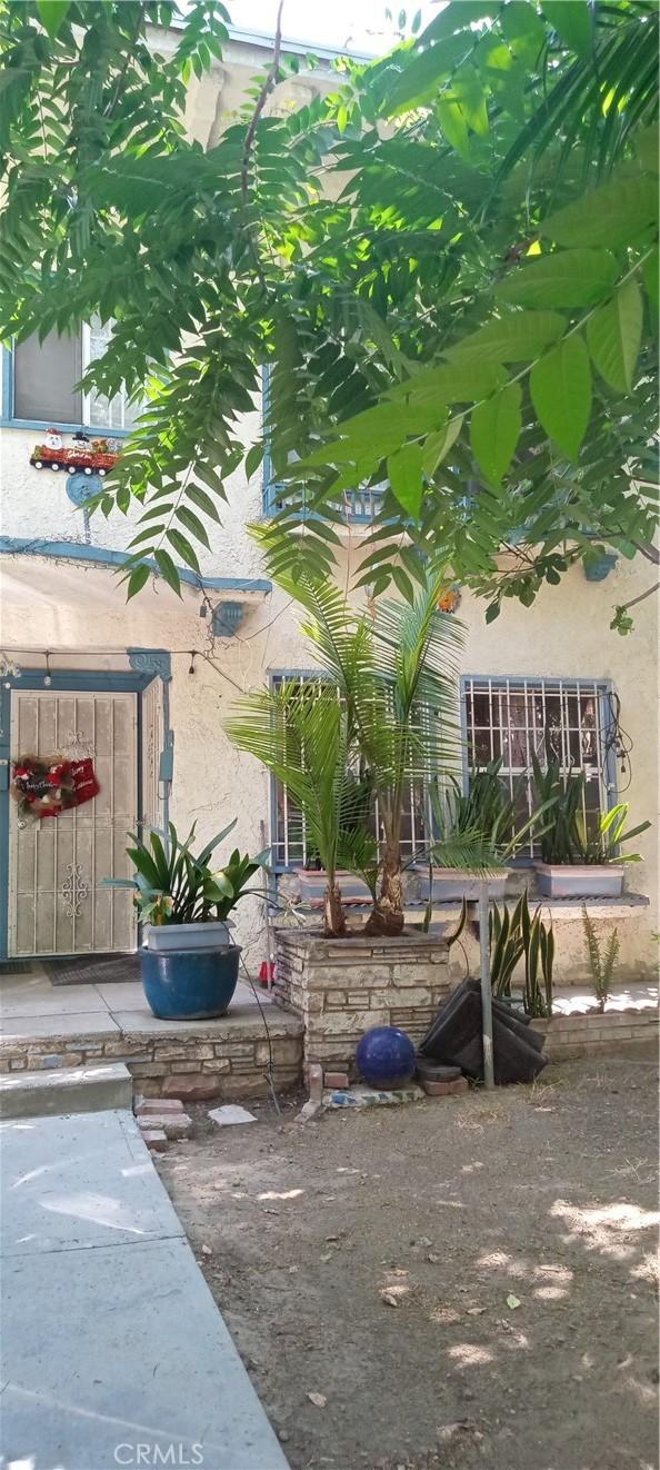 832 W 41st St, Los Angeles, CA 90037 - view of yard