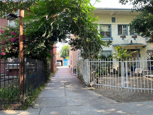 832 W 41st St, Los Angeles, CA 90037 - exterior space featuring fence