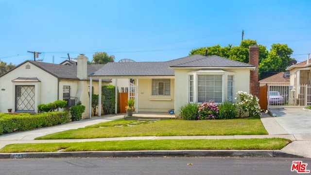 view of front of property with a front yard