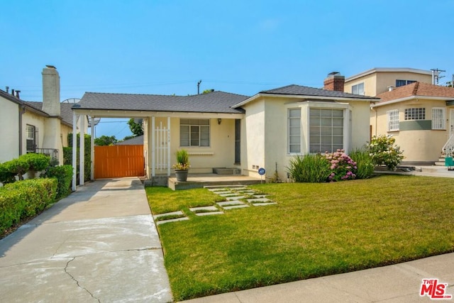 view of front of property featuring a front yard