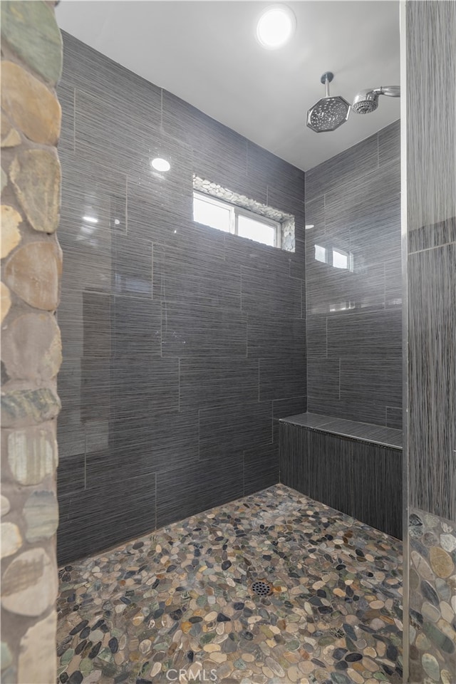 bathroom featuring a tile shower