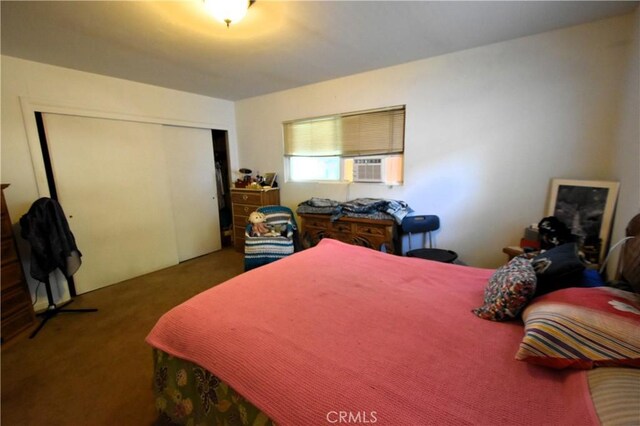 bedroom featuring cooling unit, carpet, and a closet