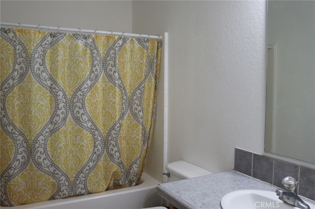 full bathroom with backsplash, shower / bathtub combination with curtain, vanity, and toilet