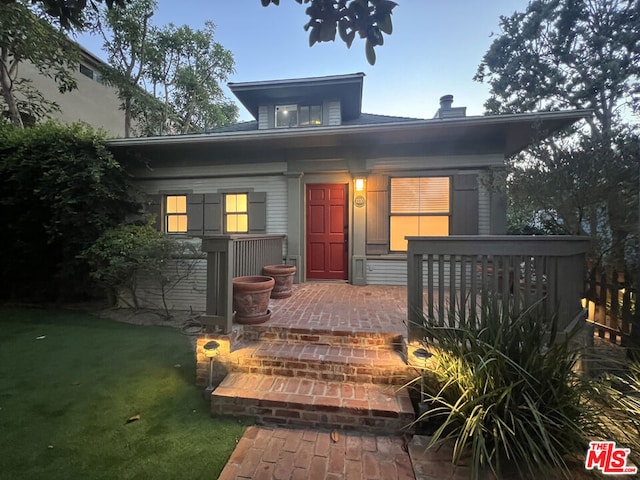 view of front of home featuring a front yard