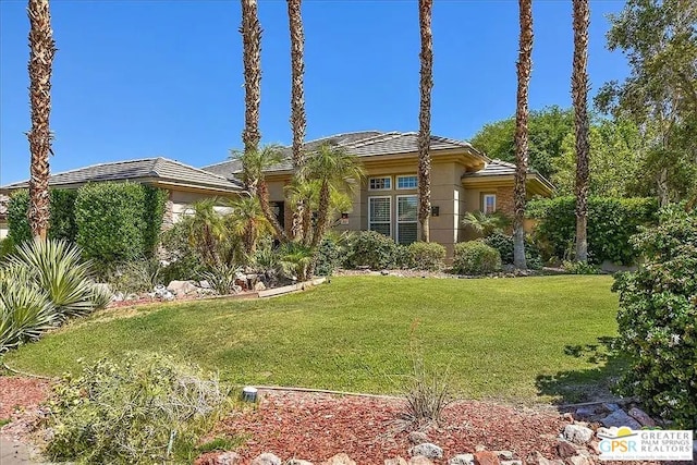 view of front of property featuring a front lawn