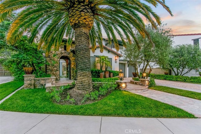 view of front of house featuring a lawn