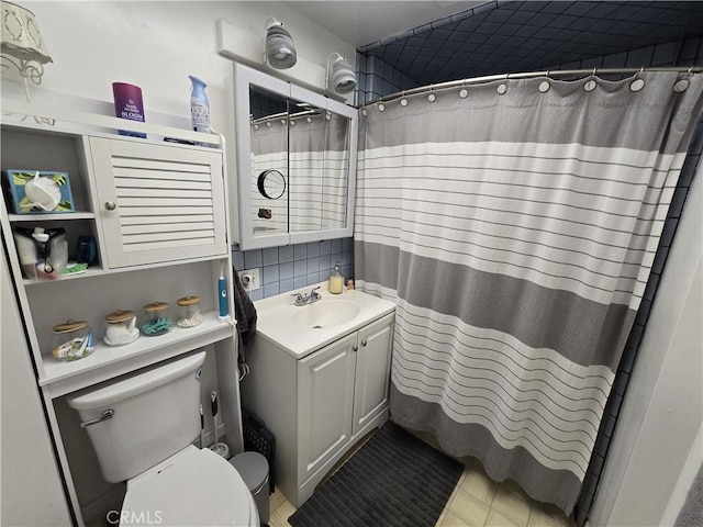 bathroom featuring a shower with shower curtain, decorative backsplash, toilet, and vanity