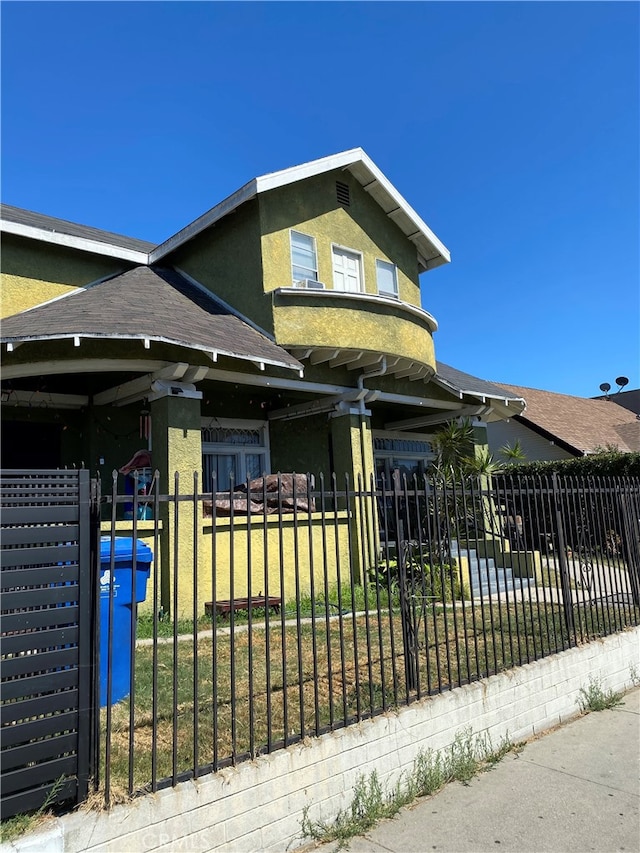 view of front of property with a front lawn