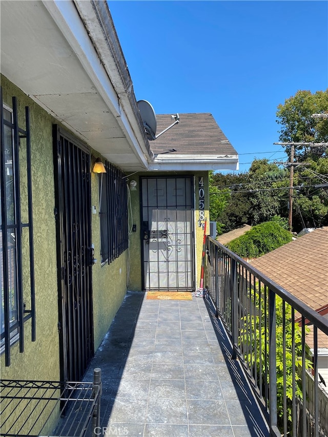 view of patio featuring a balcony