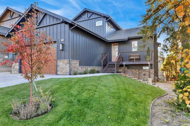 view of front facade featuring a front yard and a garage