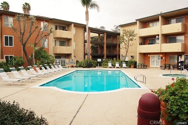 view of swimming pool