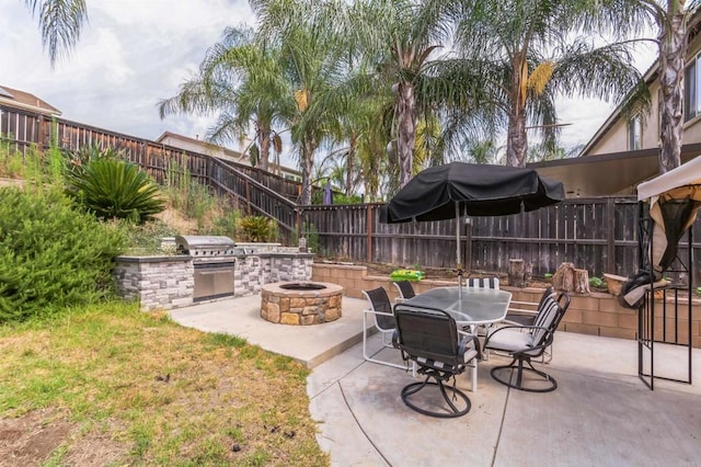 view of patio featuring an outdoor fire pit, grilling area, and an outdoor kitchen