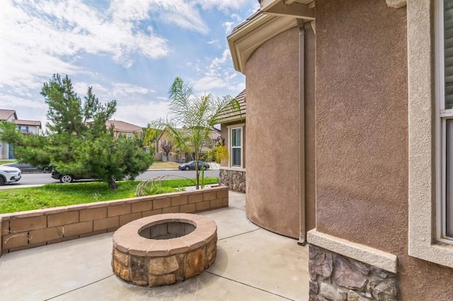 view of patio with a fire pit