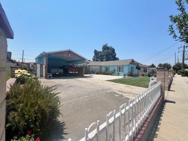 ranch-style house featuring a front yard