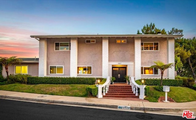 view of front of property featuring a yard