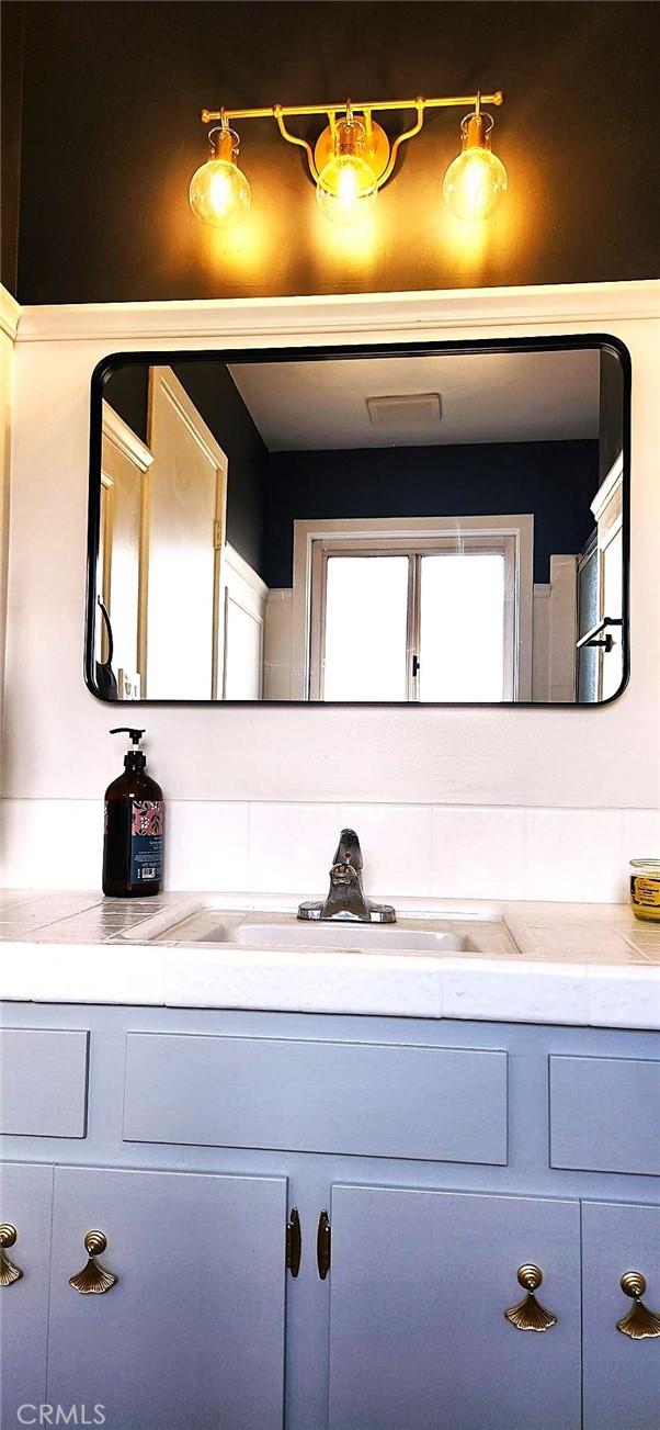 bathroom featuring sink