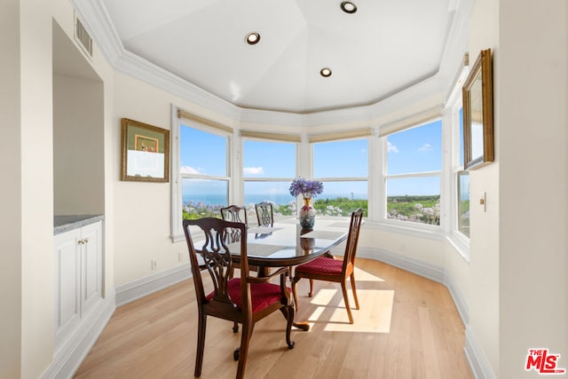 dining area featuring crown molding and light hardwood / wood-style floors