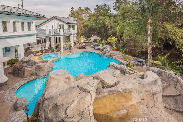 view of swimming pool featuring an in ground hot tub and a patio area