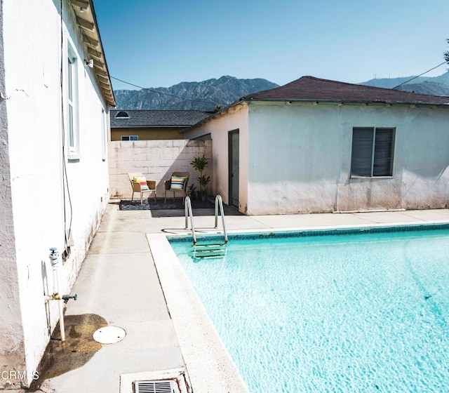 view of swimming pool featuring a mountain view