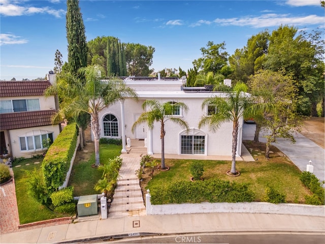 view of front of property with a front yard