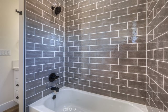 bathroom with tiled shower / bath