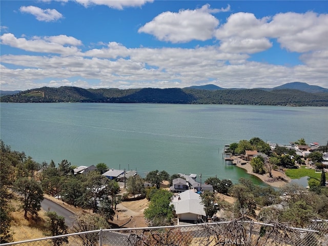 water view with a mountain view