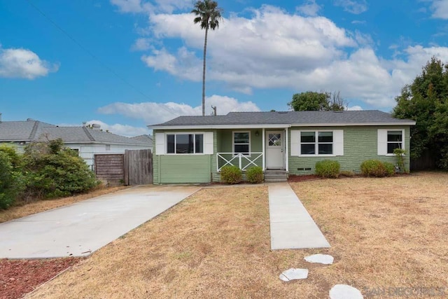 ranch-style house featuring a front lawn