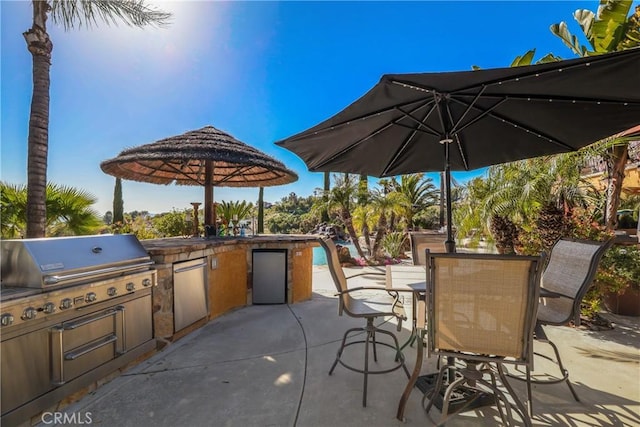 view of patio with an outdoor kitchen and area for grilling