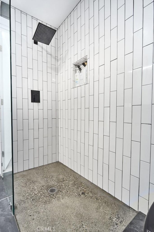 bathroom featuring tiled shower