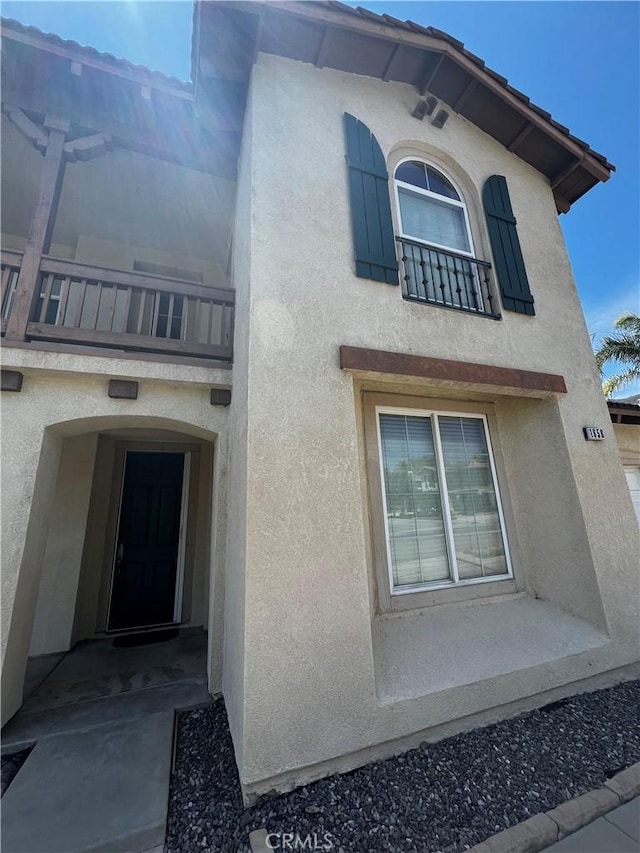 property entrance featuring a balcony