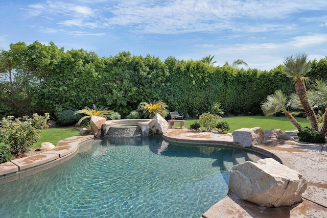 view of pool featuring an in ground hot tub and a yard