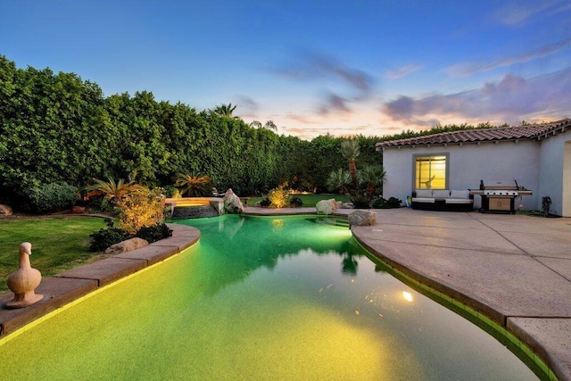 view of pool at dusk