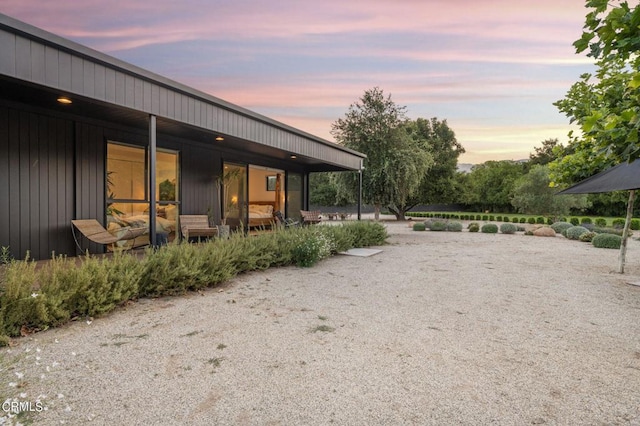 view of yard at dusk