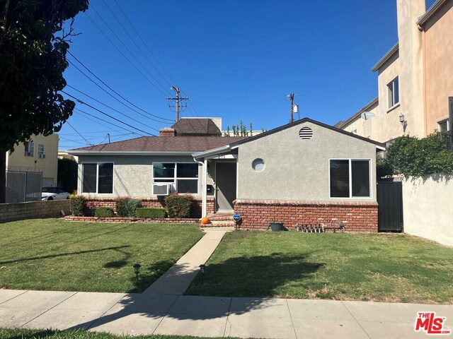 view of front of home featuring a front yard