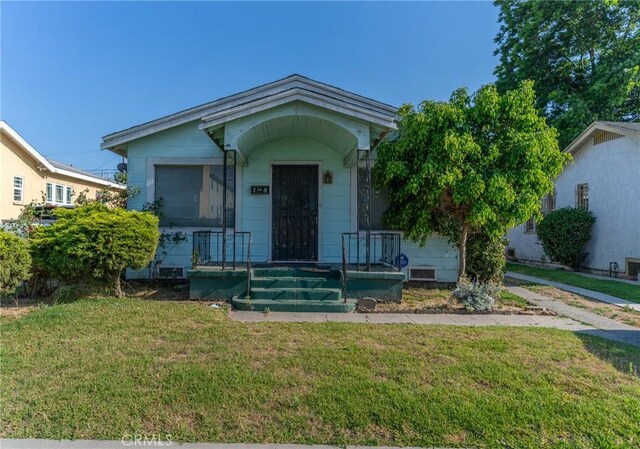 view of front of home with a front lawn